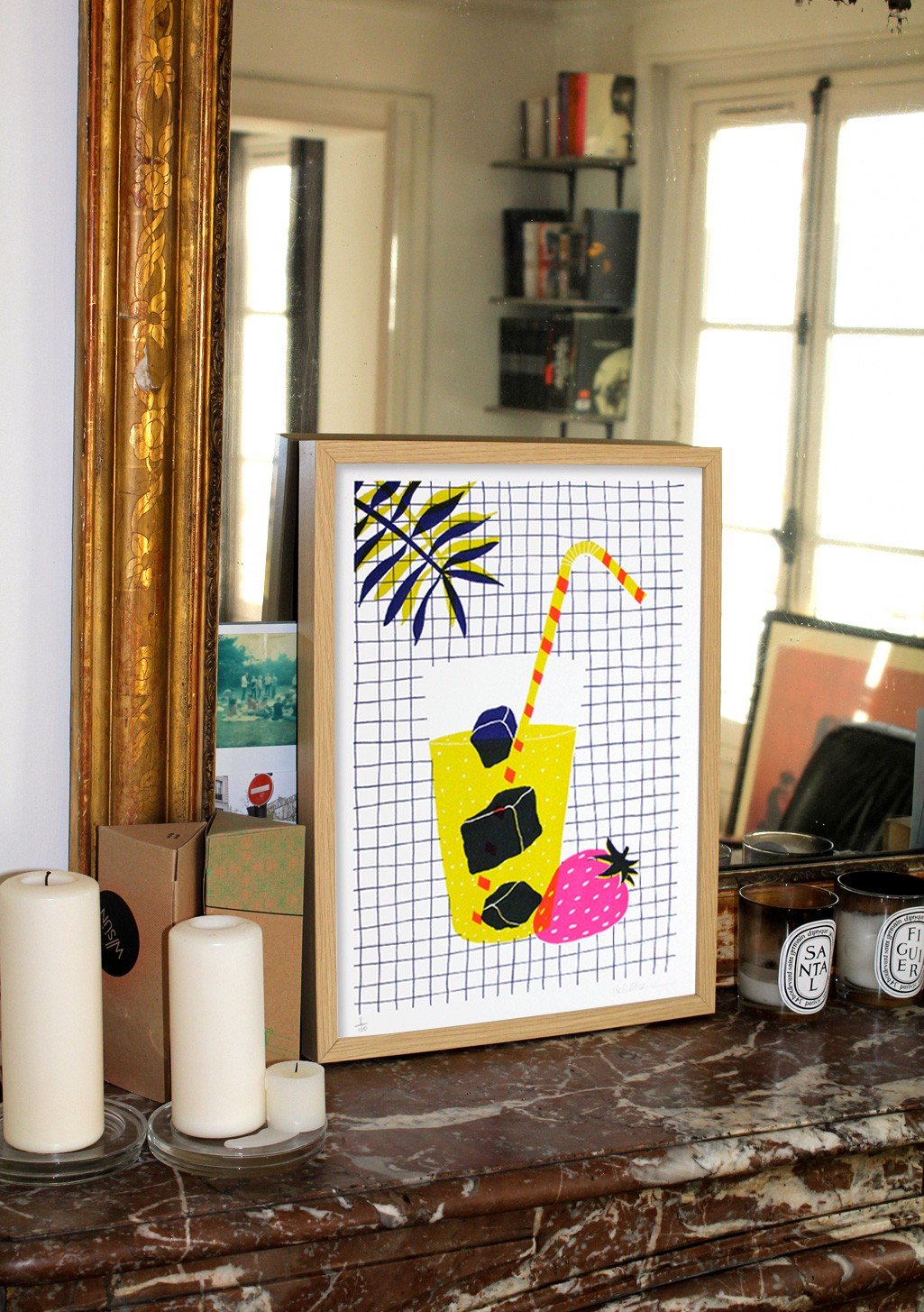 Poster avec un verre jaune, lunettes de soleil, fraise, palmier