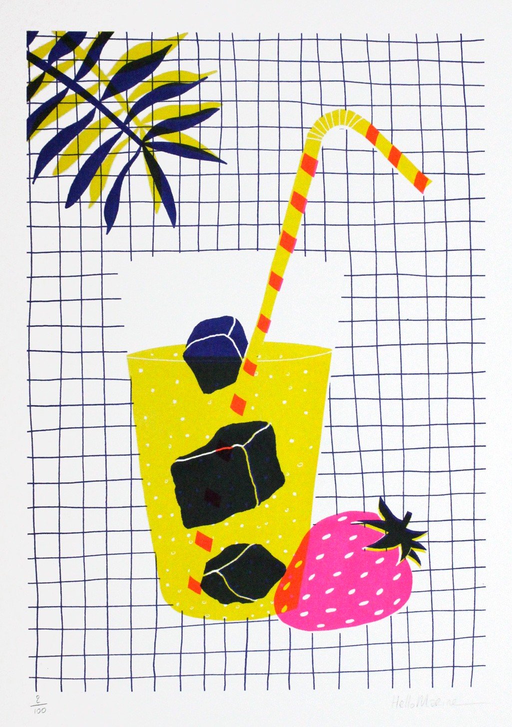 Verre jaune, paille rayée, cubes de glace, fraise rose, palmier bleu, grille grise