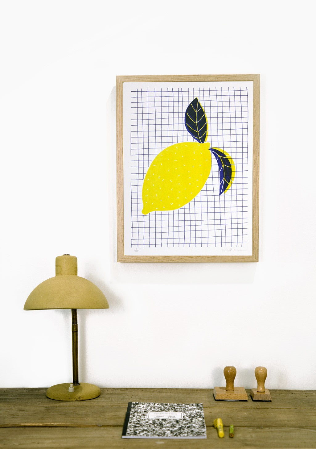 Citron jaune sur fond à grille bleue