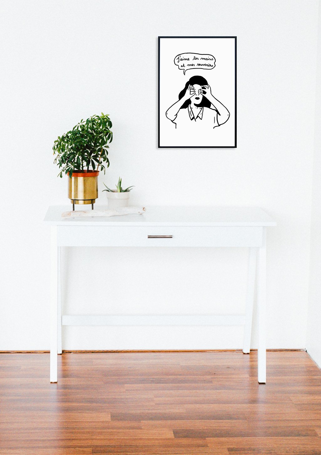 Femme pleurant, texte en bulle, mur blanc