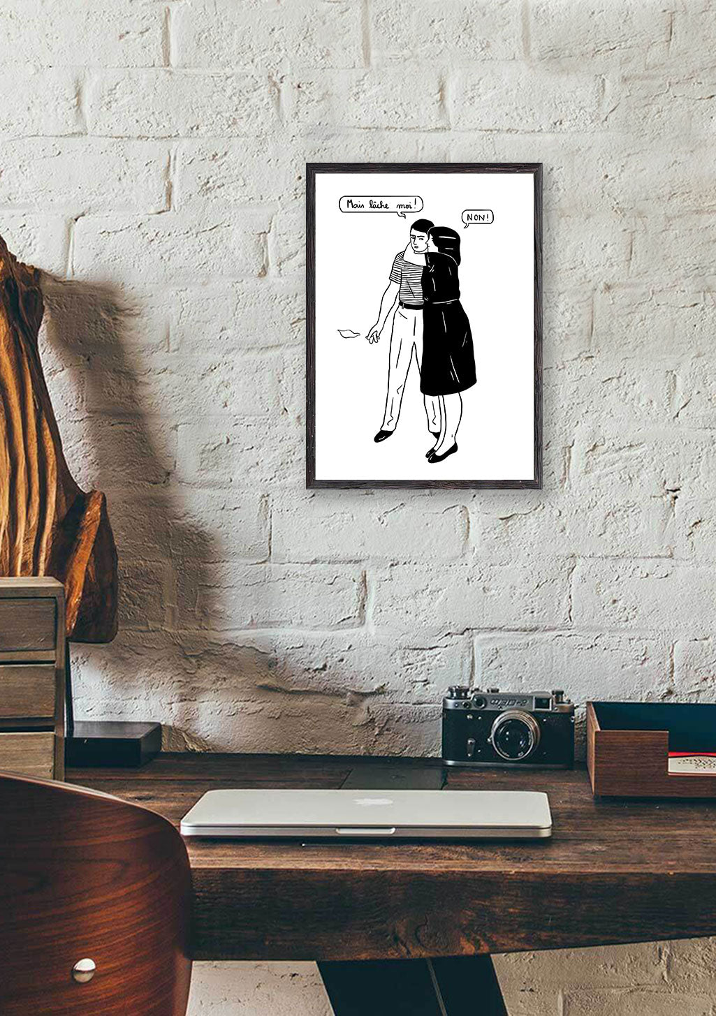 Poster noir et blanc, couple, bulles de dialogue, mur de briques blanches