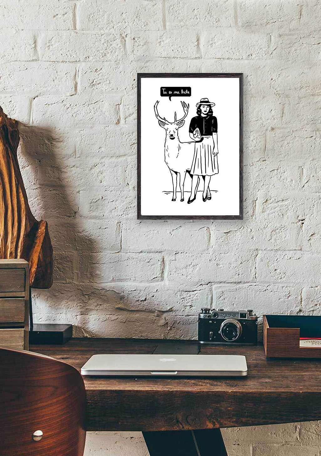 Femme avec cerf, texte bulle, mur de briques, cadre noir et blanc