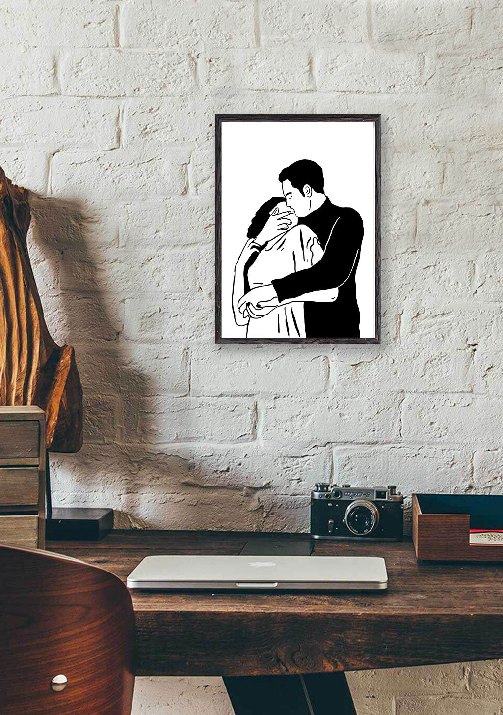 Couple en noir et blanc, homme embrassant femme