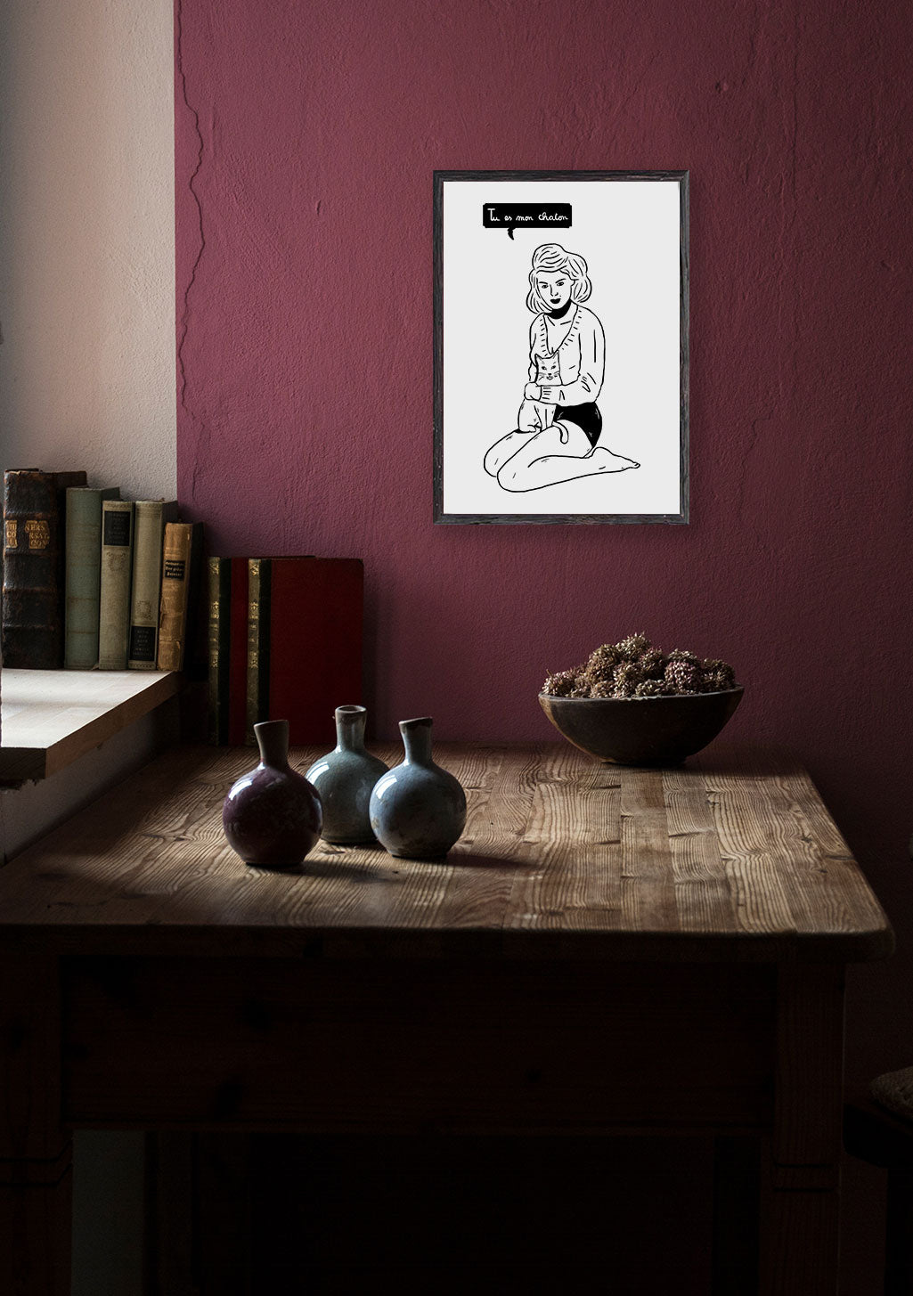 Femme assise, bulle de parole, mur violet, cadre noir