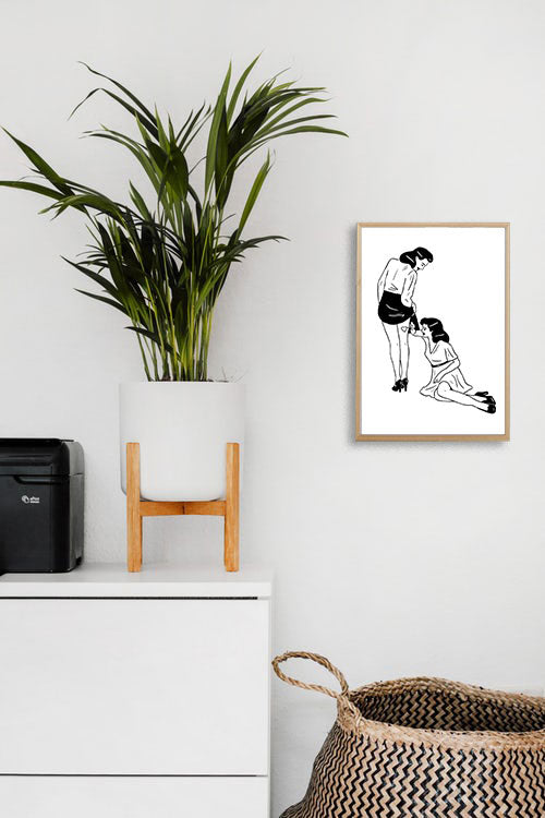 Femme se penchant pour attacher des chaussures