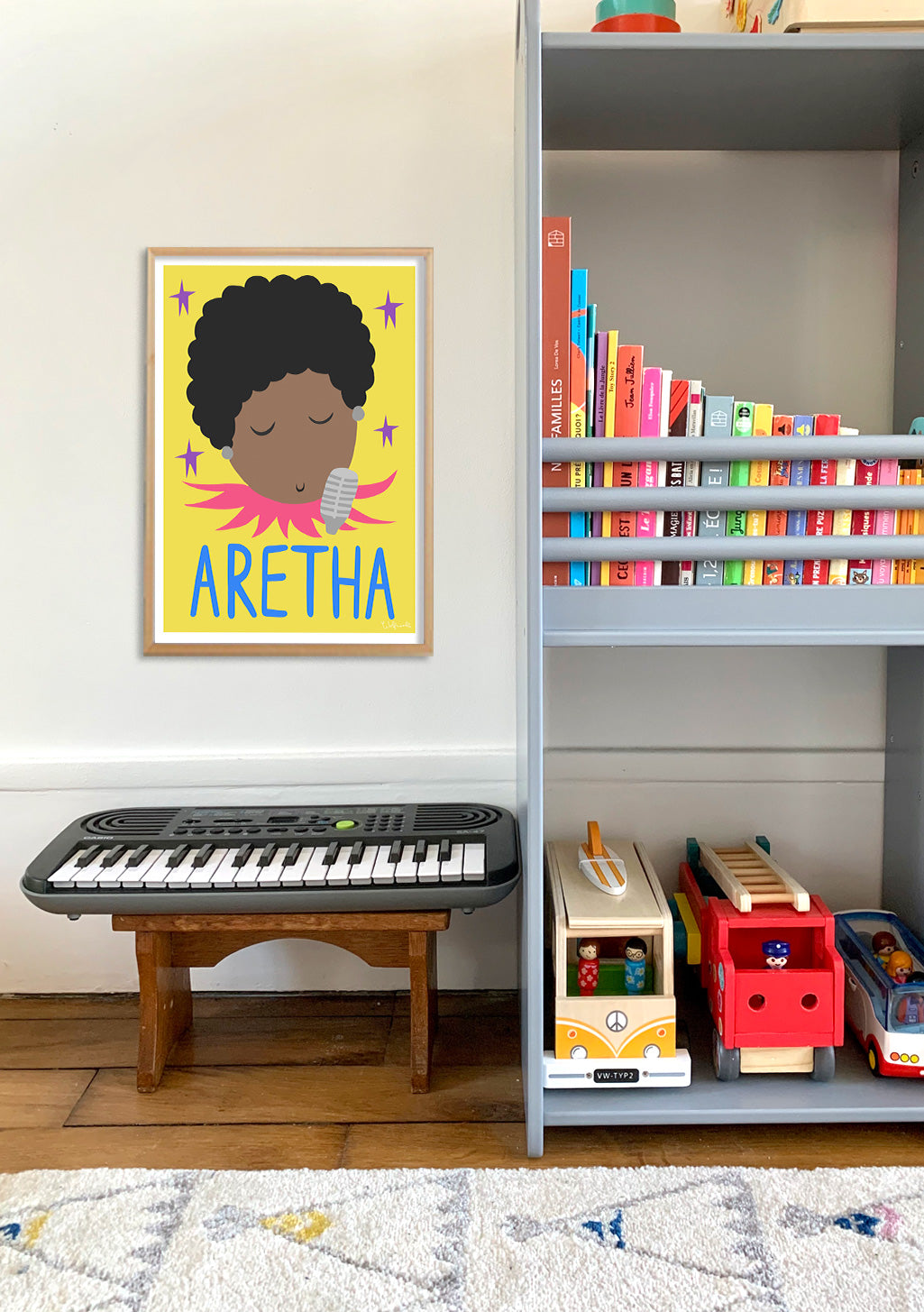 Fille chantant, nom Aretha, étoiles, fond jaune