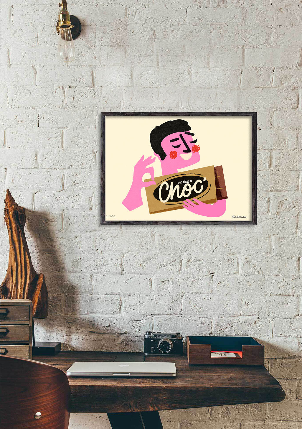 Personnage rose tenant une barre de chocolat