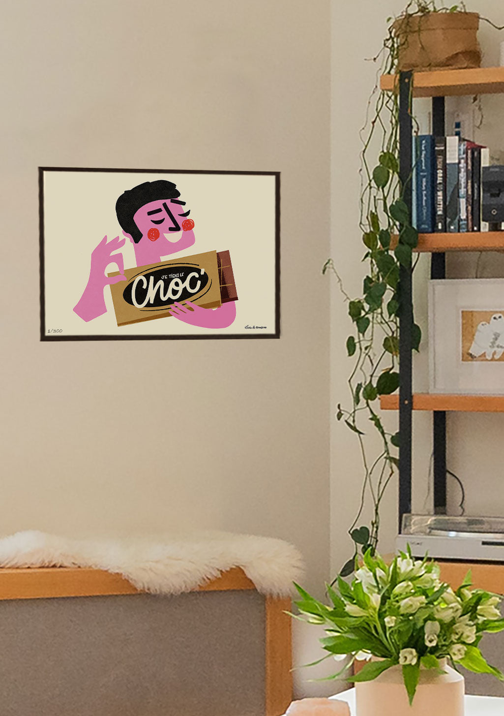 Personnage rose tenant une barre de chocolat