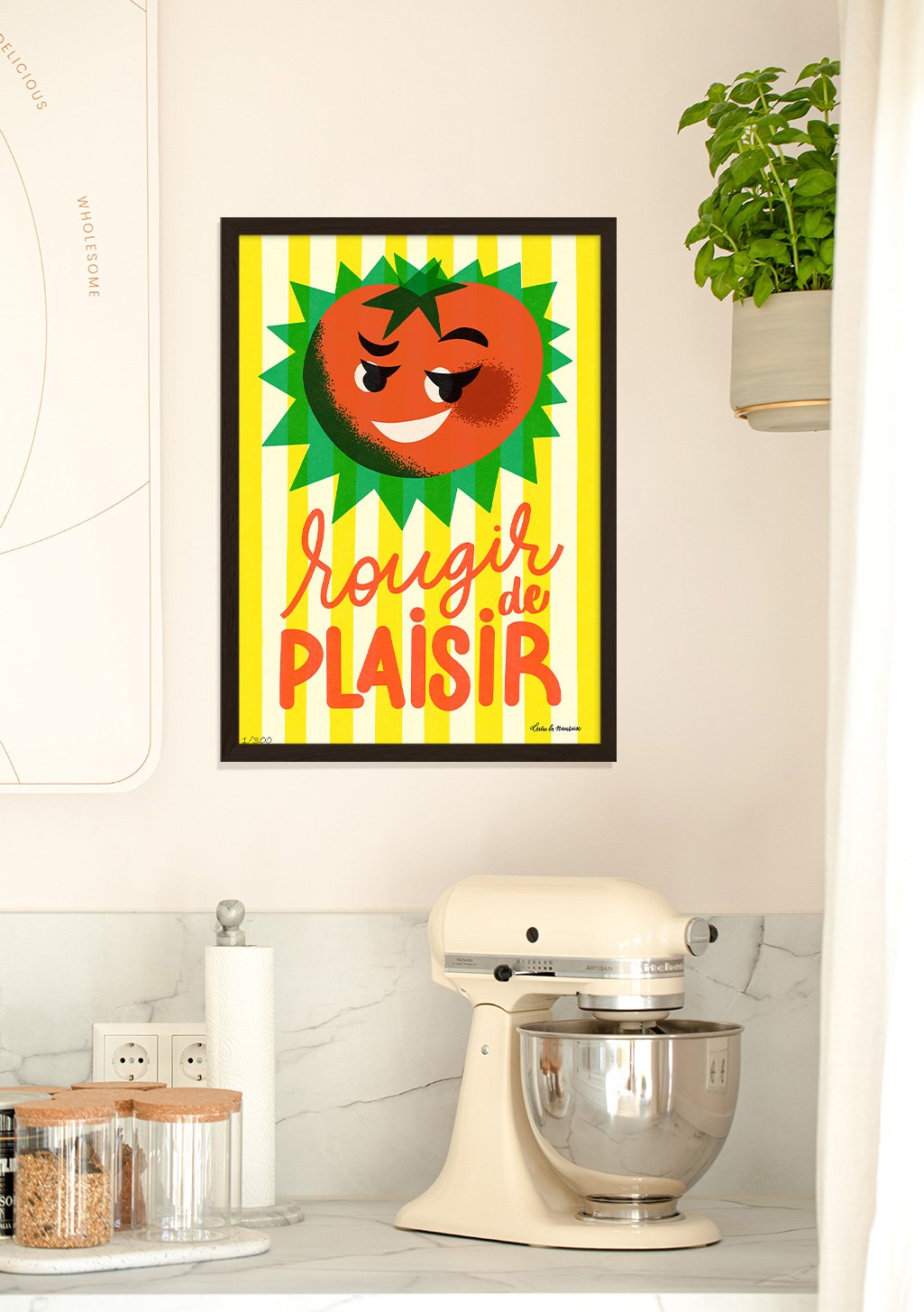 Tomate souriante, rayures jaunes, texte rouge, mur blanc