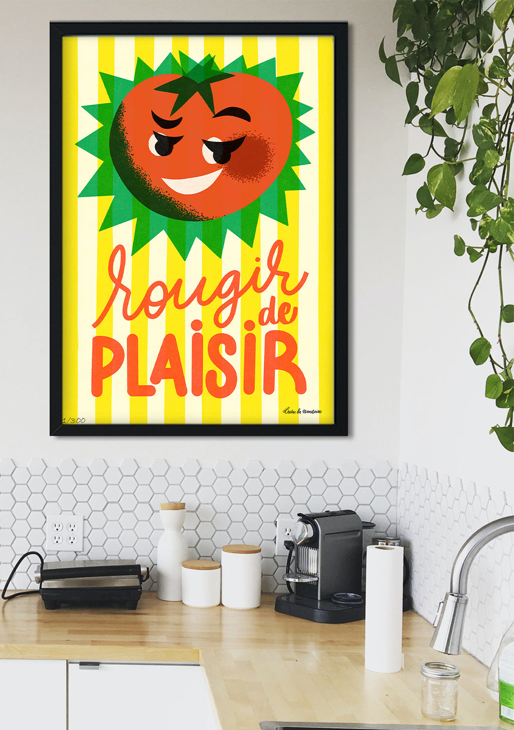 Tomate souriante, Rougir de plaisir, Fond rayé jaune et blanc