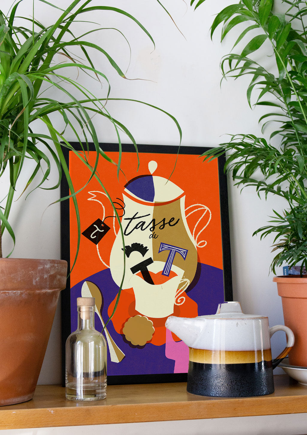 Art abstrait, visage stylisé, couleurs vives, texte "Tasse de Thé"