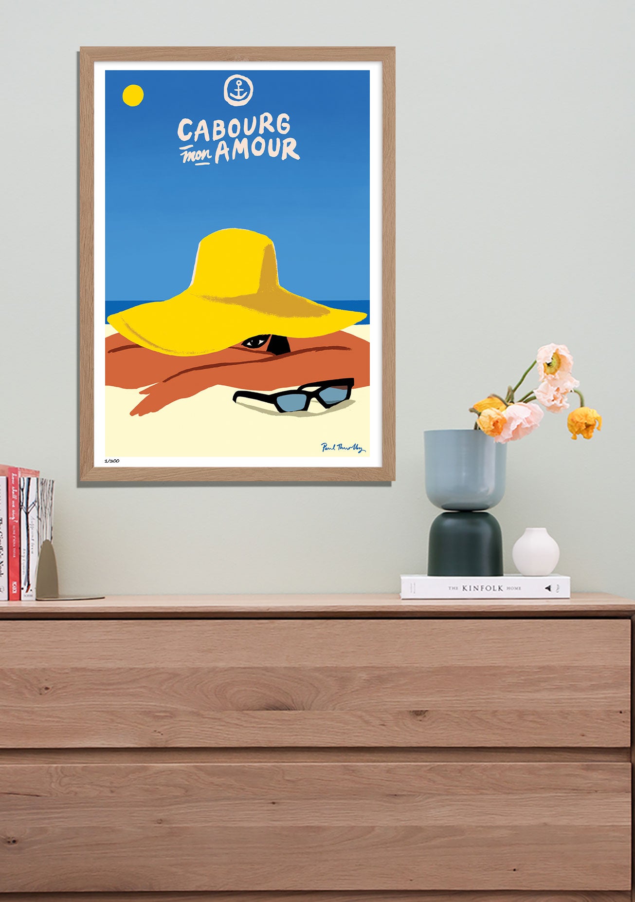 Chapeau jaune, lunettes de soleil, plage, texte français