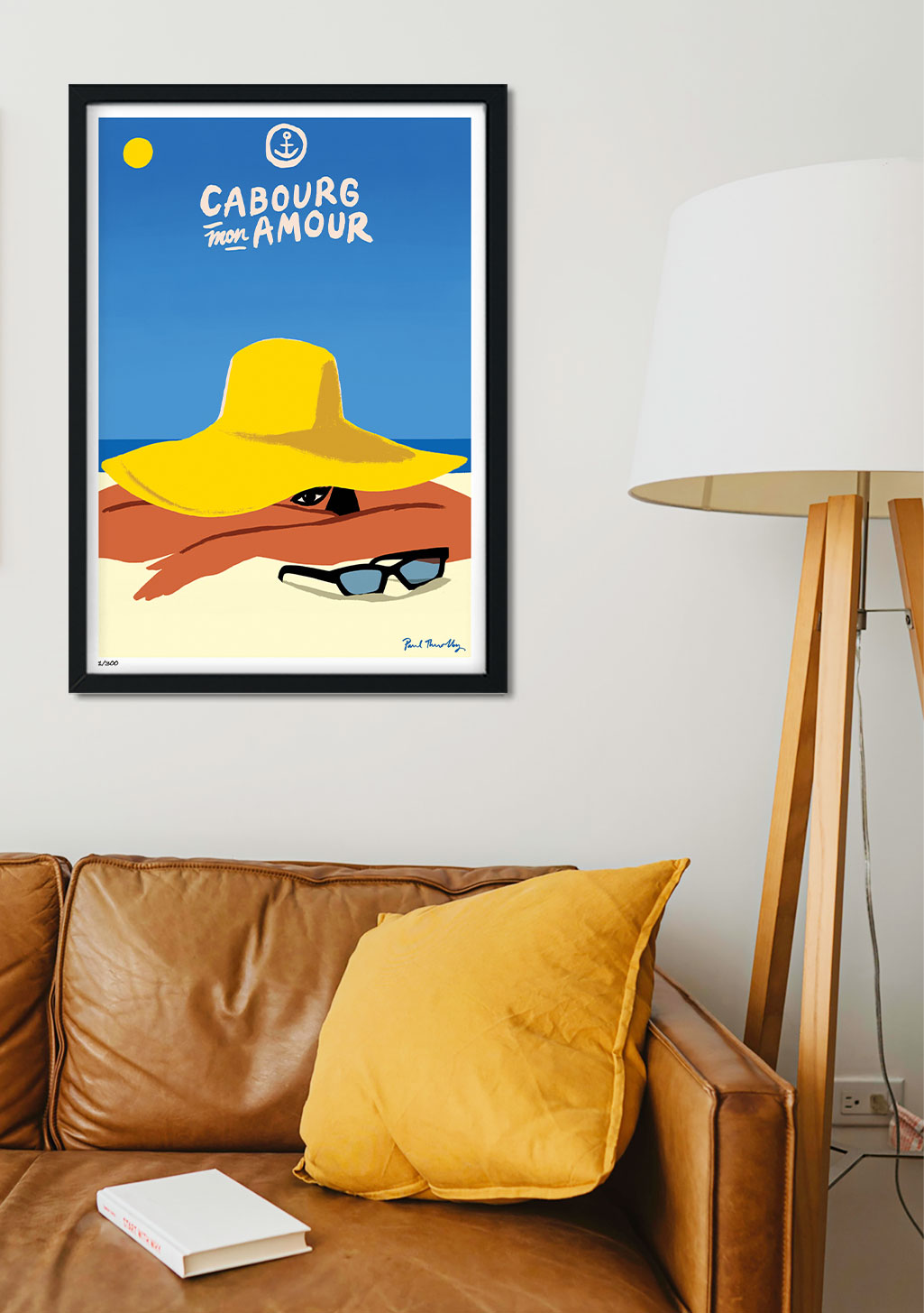 Chapeau jaune, lunettes de soleil, plage, texte bleu, Cabourg mon amour