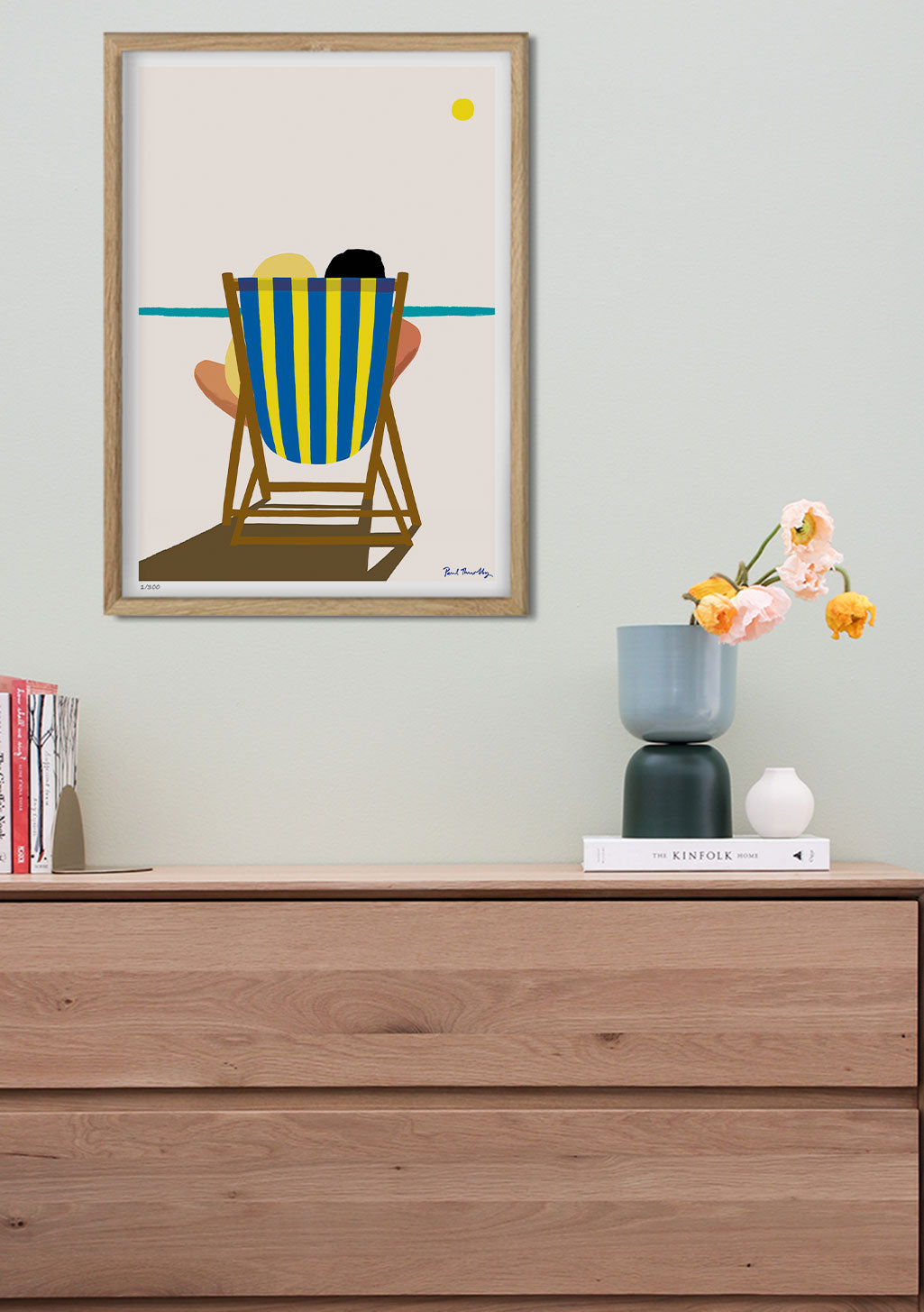 Chaises de plage colorées, soleil, style abstrait