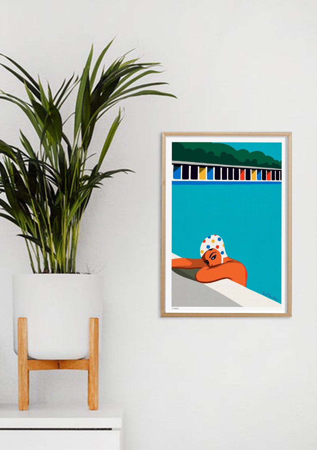 Femme sur planche de surf, mer bleue, maisons colorées, plage
