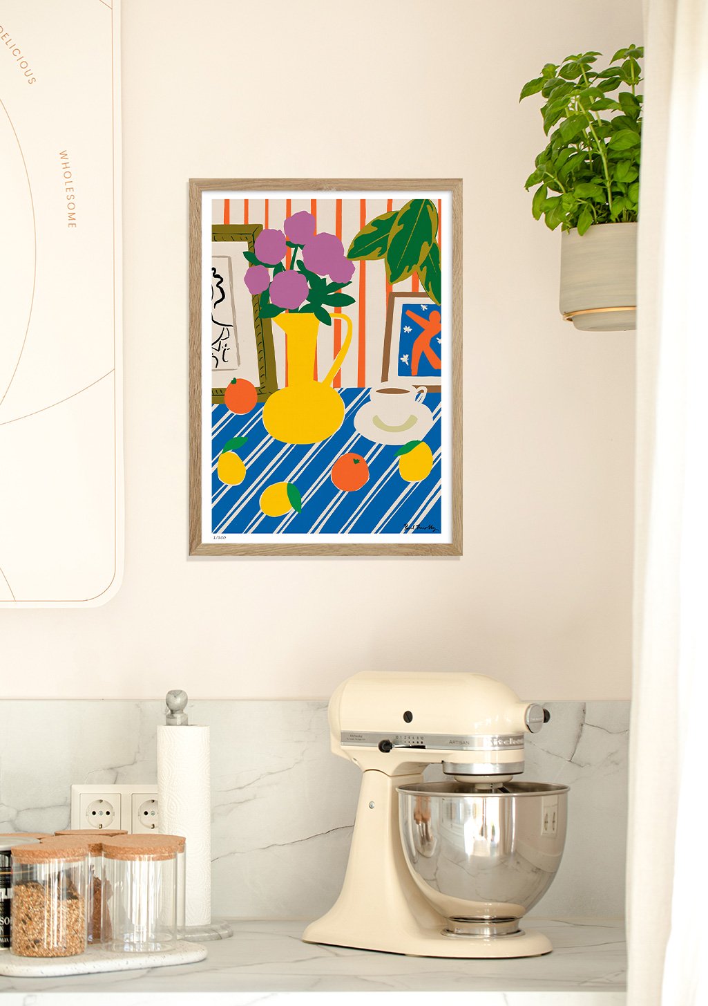 Poster coloré avec fleurs violettes et fruits