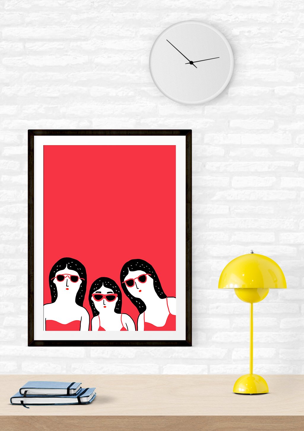 Femmes stylisées en rouge avec lunettes de soleil