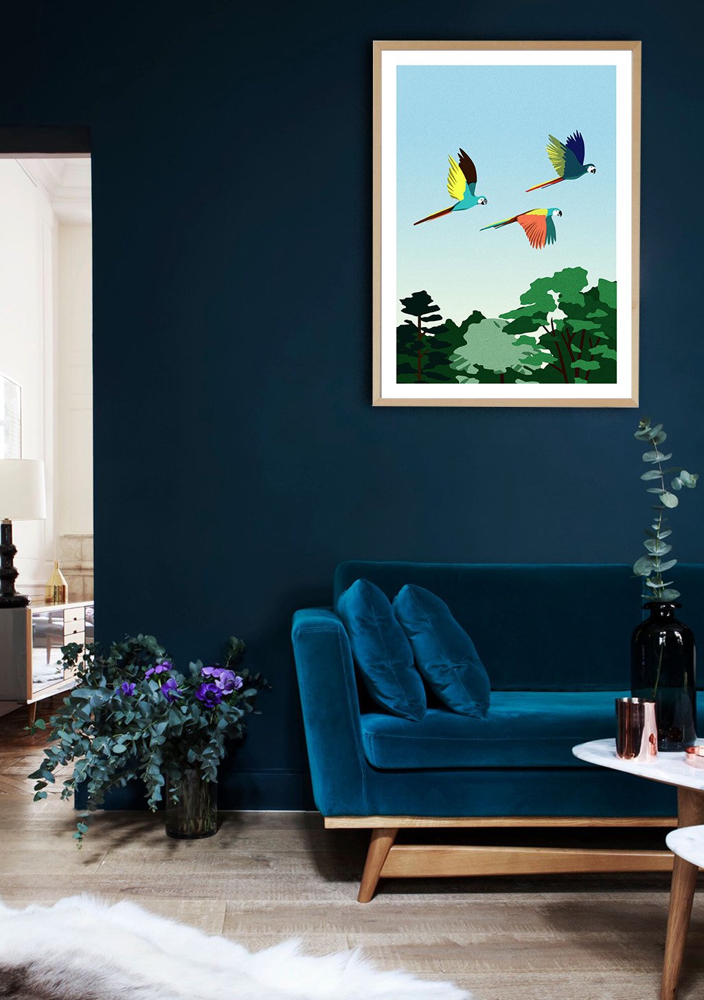 Oiseaux tropicaux volants au-dessus de la forêt