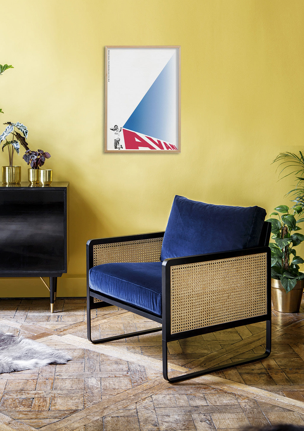Poster avec triangle bleu et rouge, figures stylisées