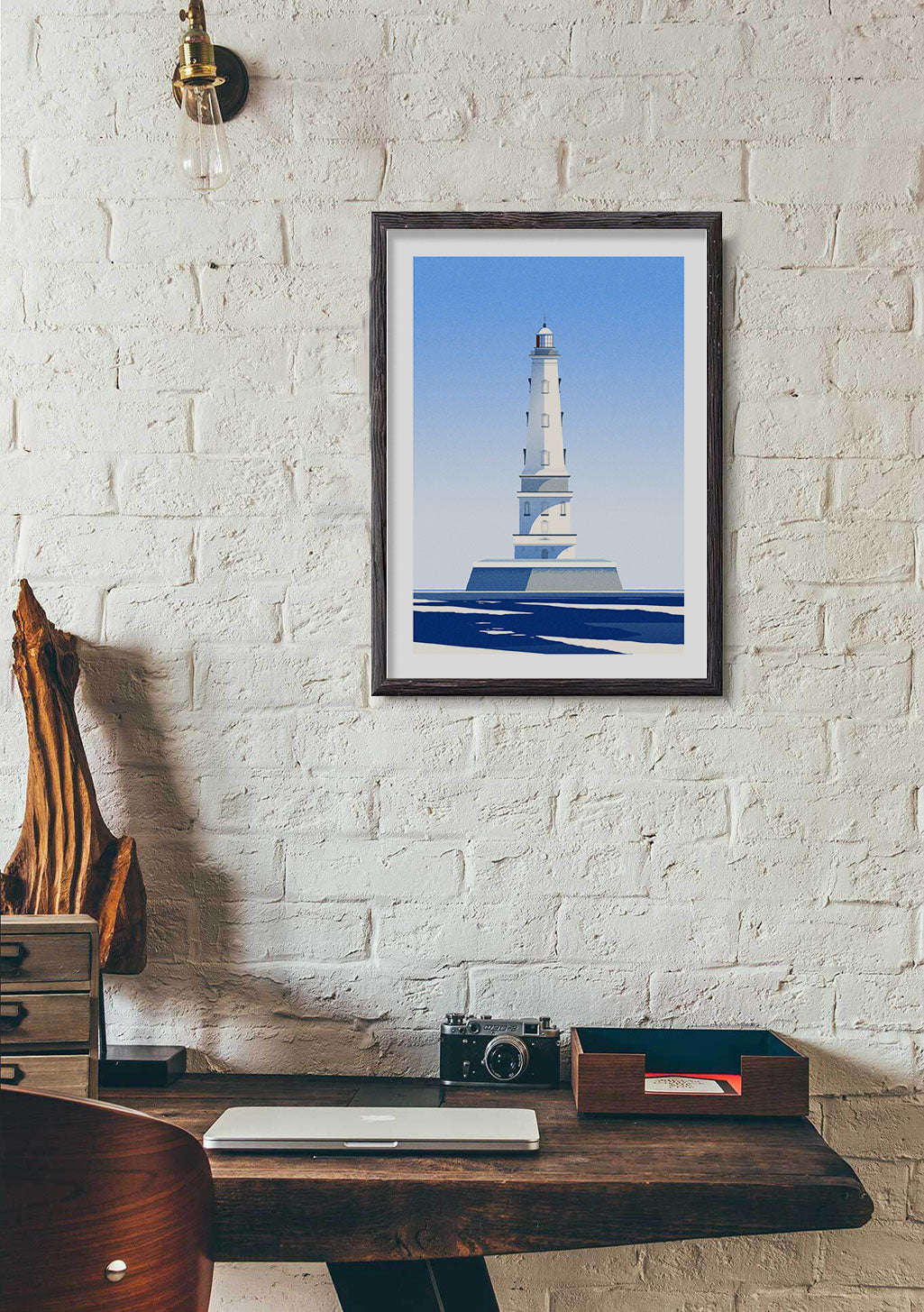 Phare, bleu, mer, cadre, mur blanc, bureau, lampe, chaise, appareil photo, ordinateur portable, bois