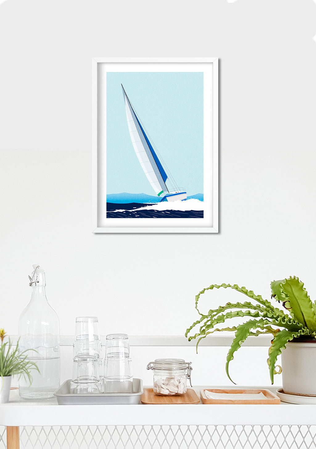 Voile sur mer bleue et ciel clair