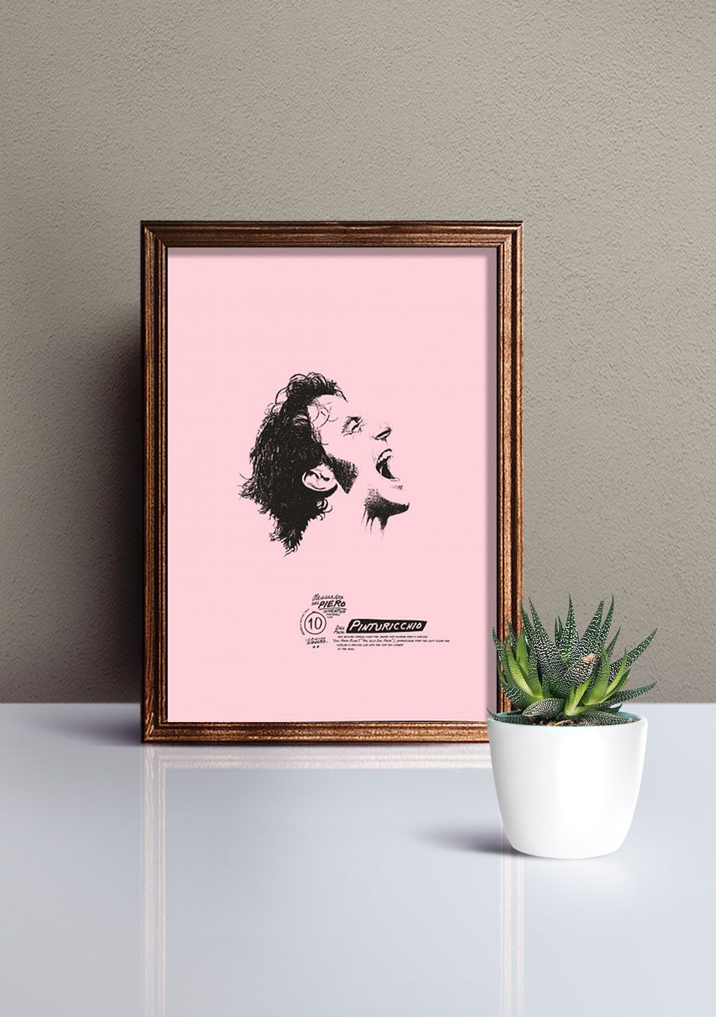 Poster rose avec dessin de visage, texte, plante verte à côté