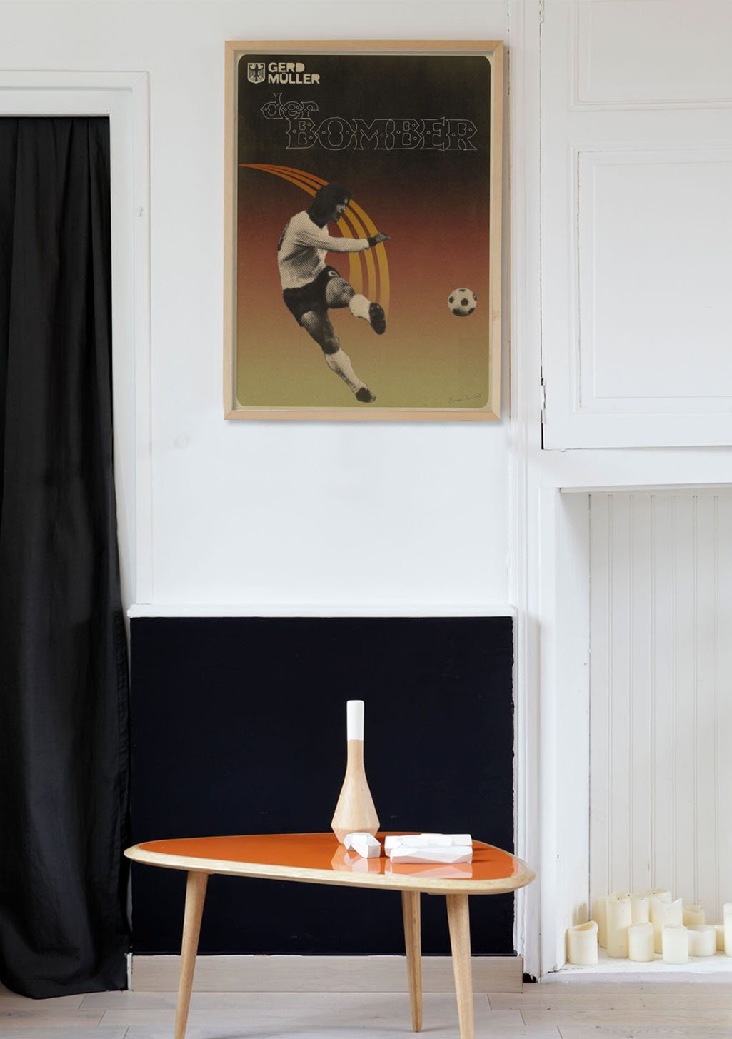 Poster de football, joueur tirant, ballon, cadre en bois, mur blanc