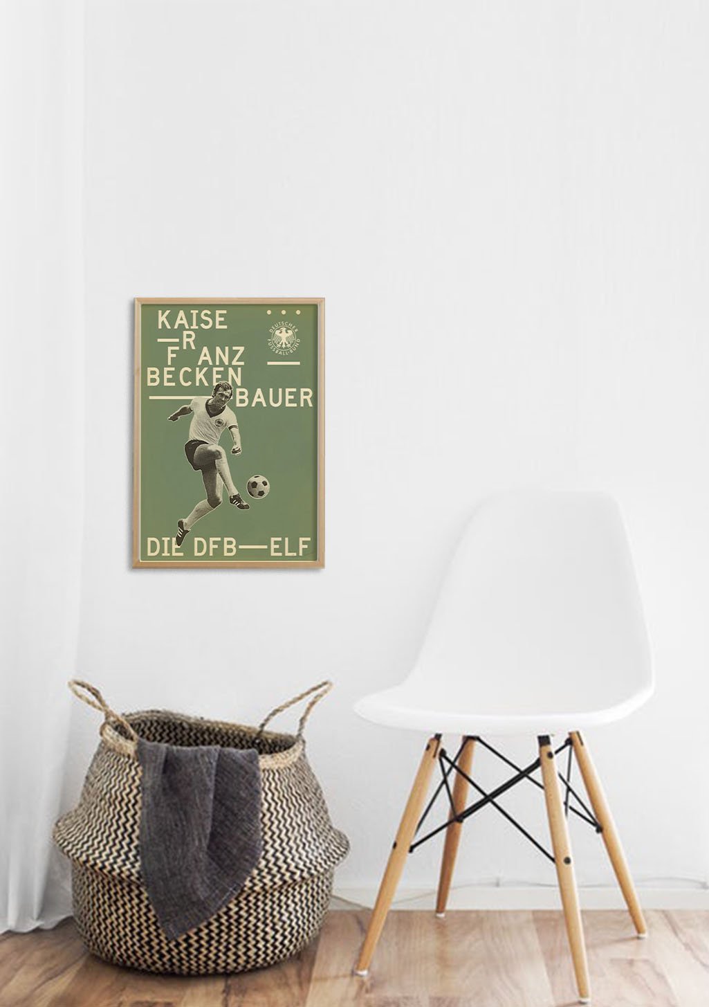 Poster de football avec texte allemand, joueur en action, cadre vert