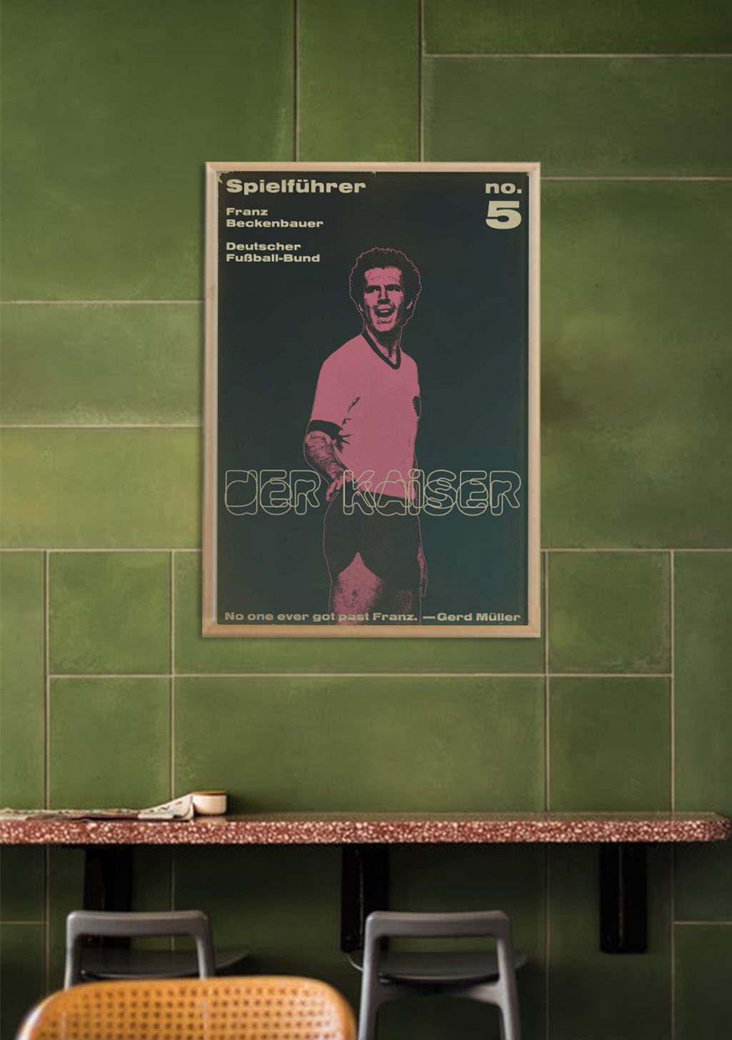Poster de football Franz Beckenbauer, mur vert, texte allemand, joueur célèbre