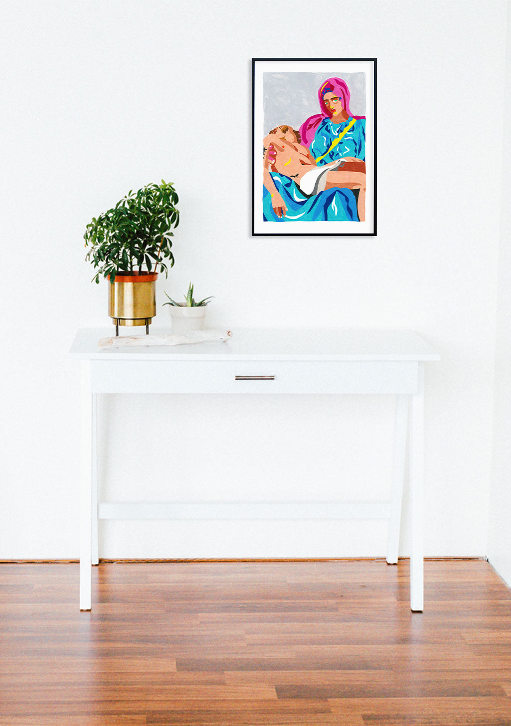 Femme aux cheveux roses, robe bleue, tenant un enfant