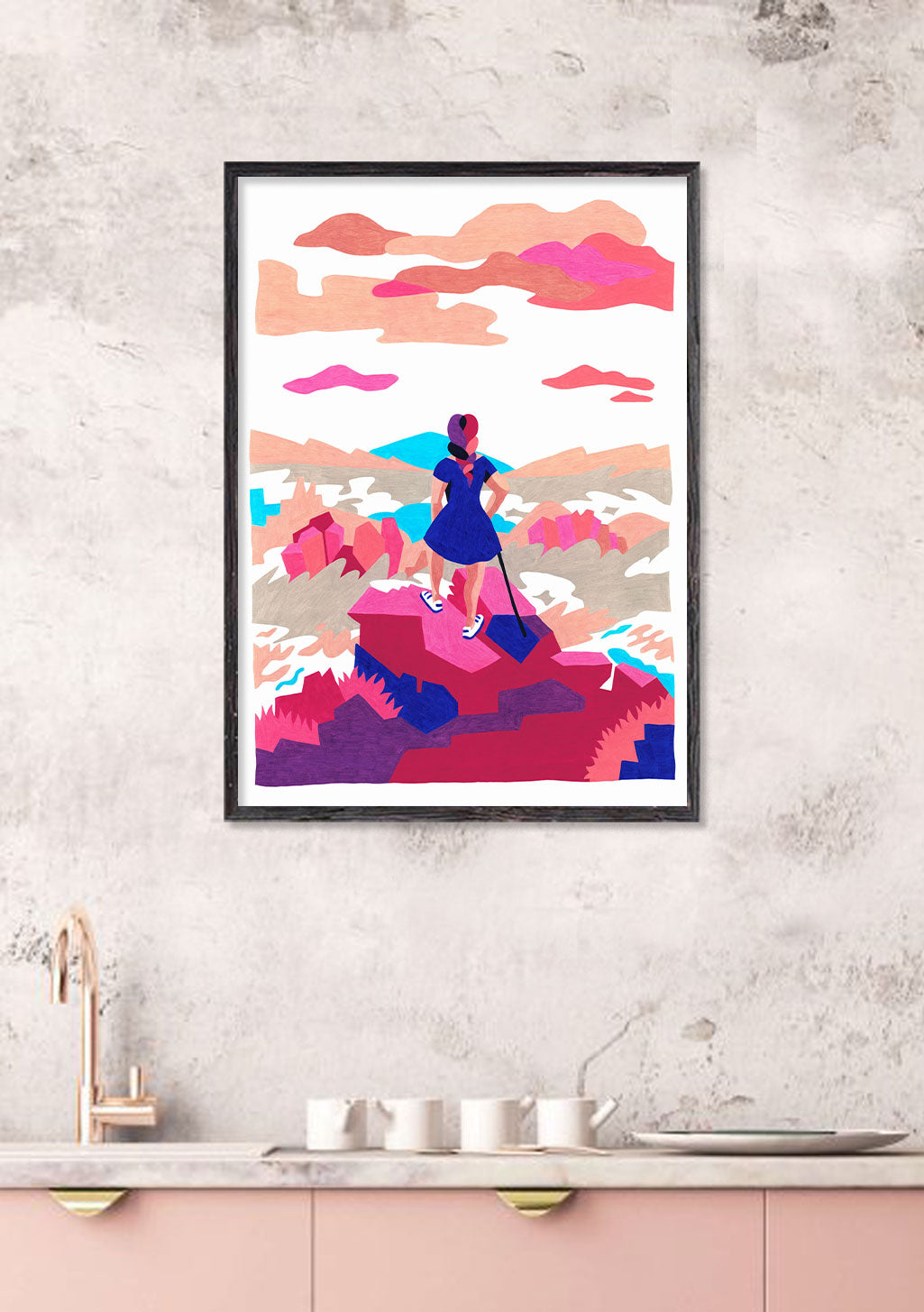 Femme escaladant des montagnes colorées