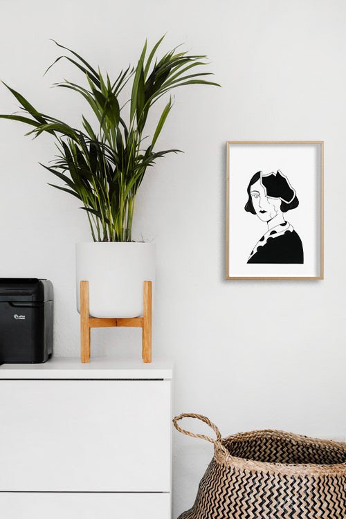 Femme en noir et blanc, cheveux courts, regard de côté