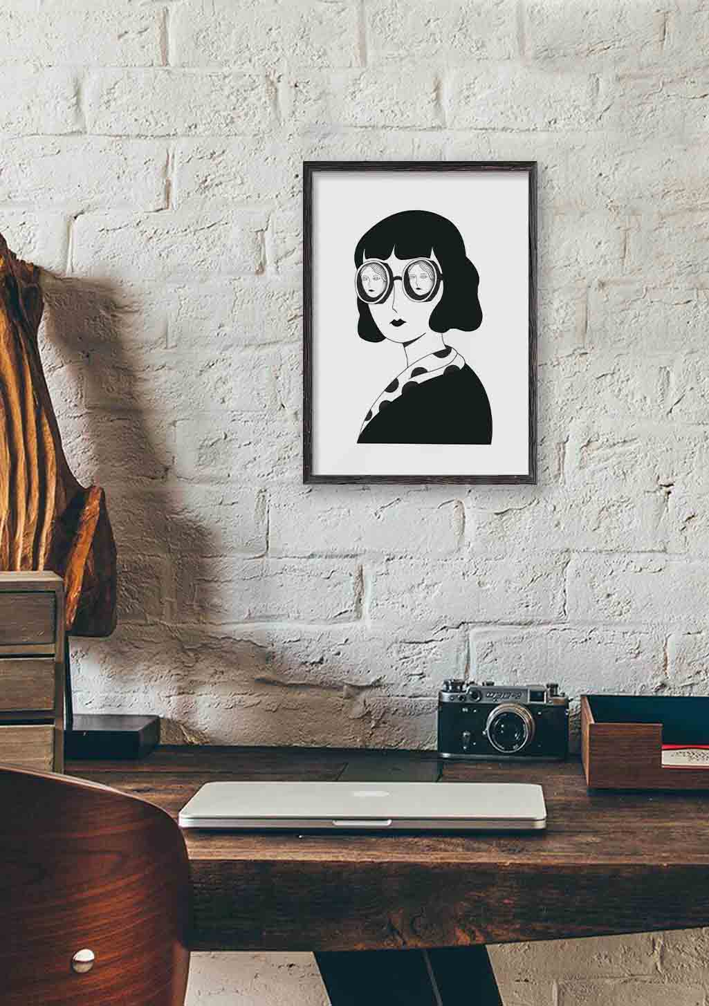 Femme en noir et blanc avec lunettes