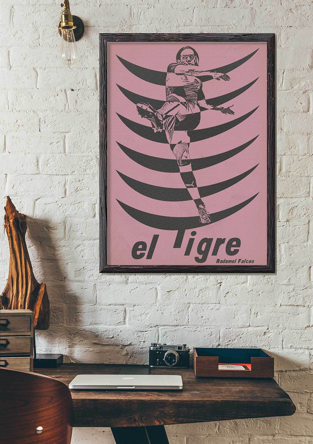 Poster rose avec un homme en costume, texte "el tigre"