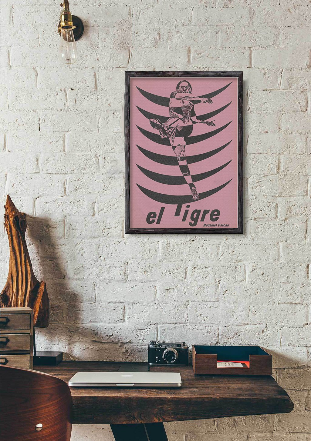 Poster rose avec joueur de football, texte "el Tigre"