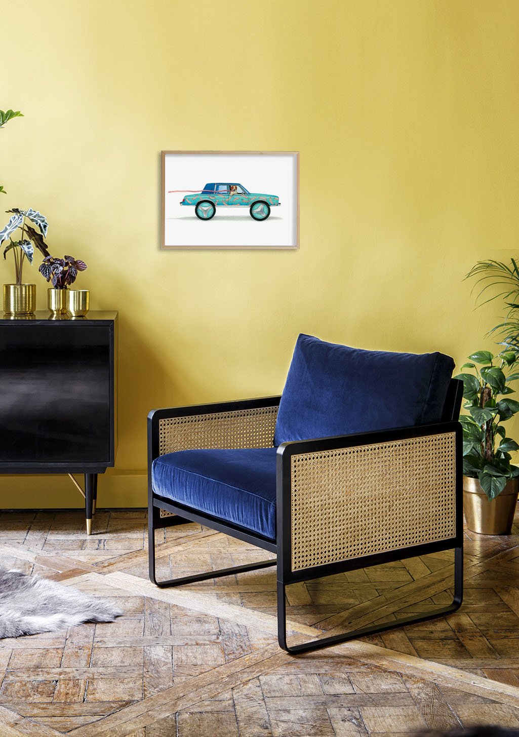 Voiture bleue vintage avec deux personnes