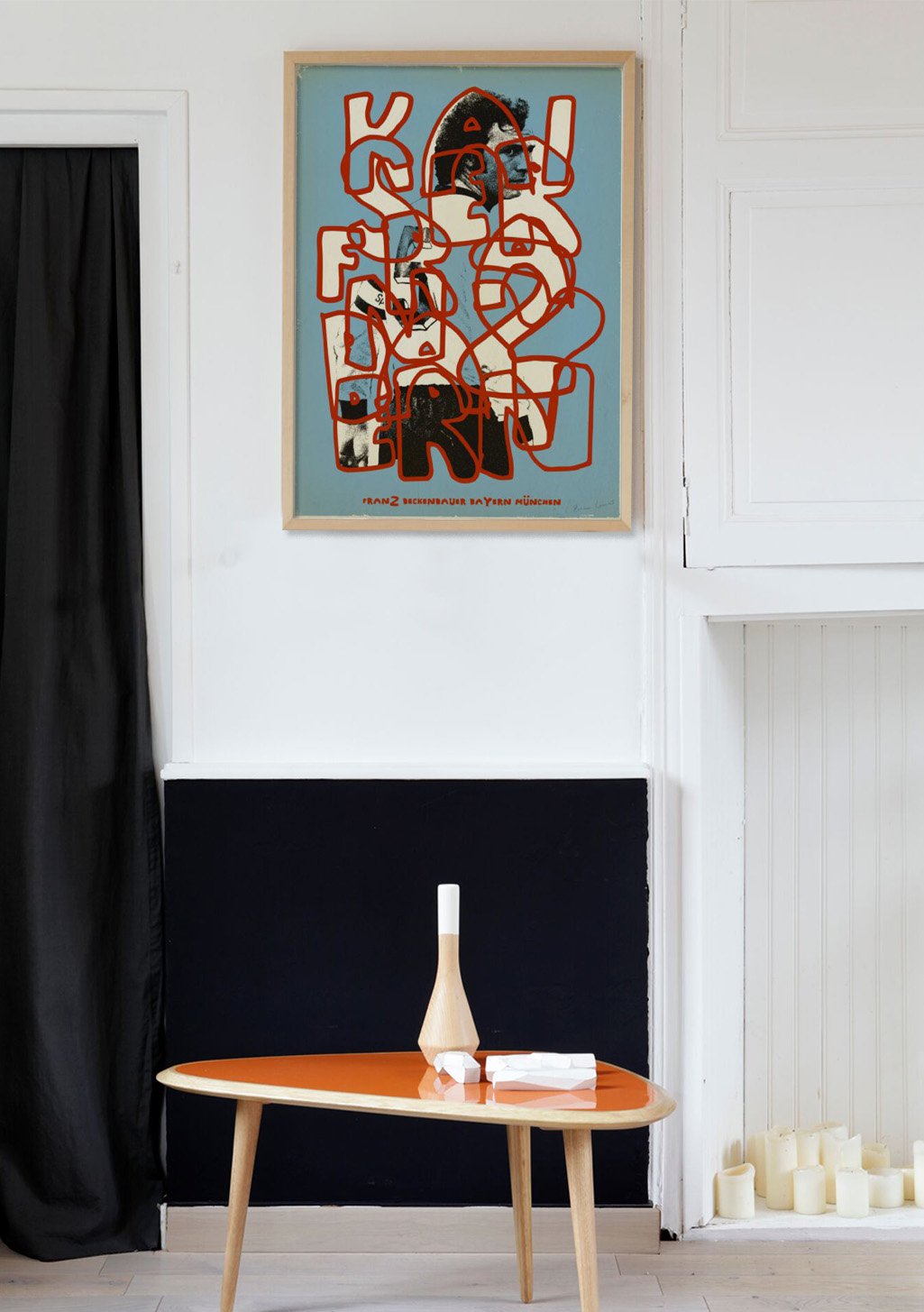 Art abstrait, lignes rouges et blanches, visage central, fond bleu