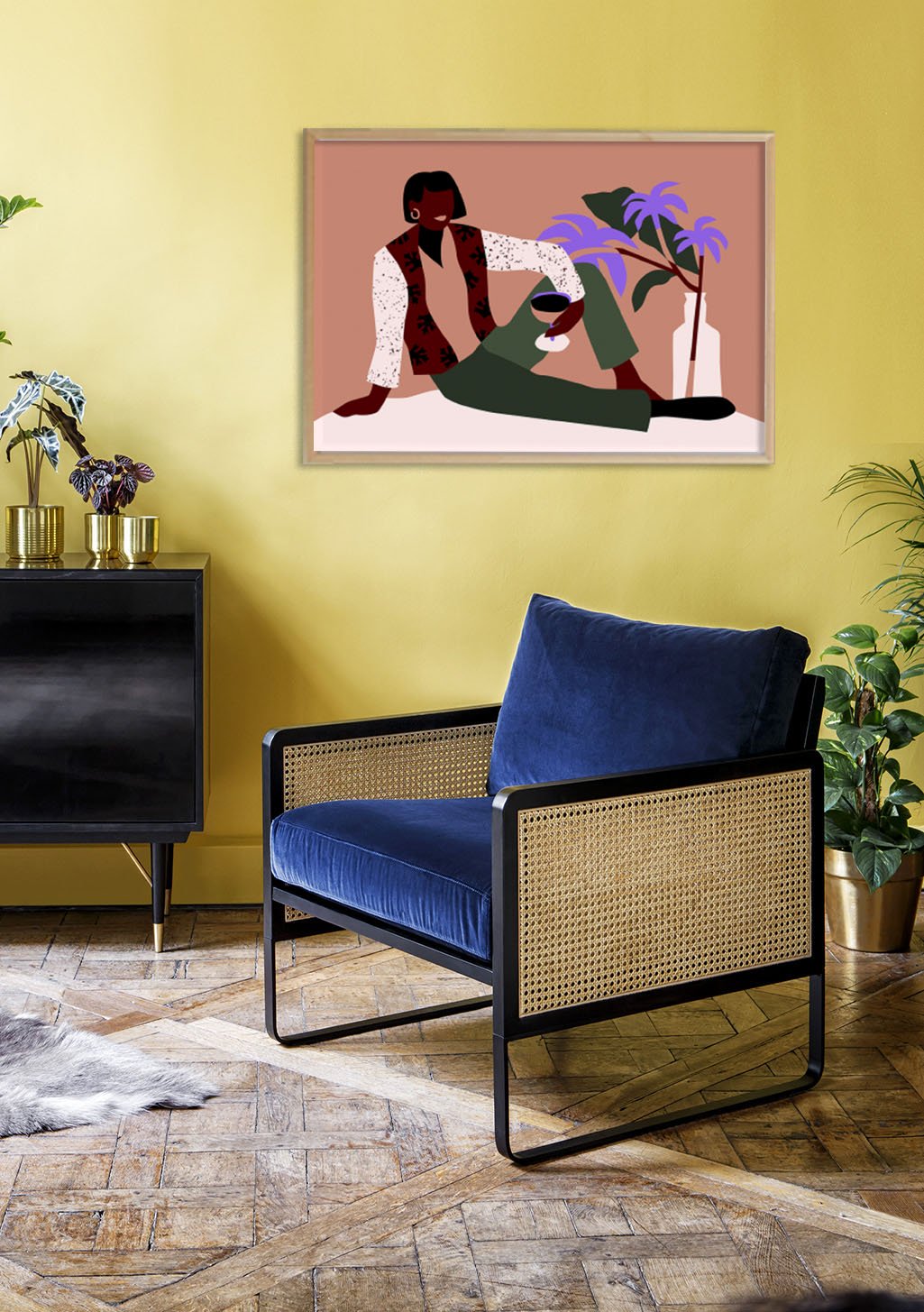 Femme assise avec verre, fleurs, mur jaune