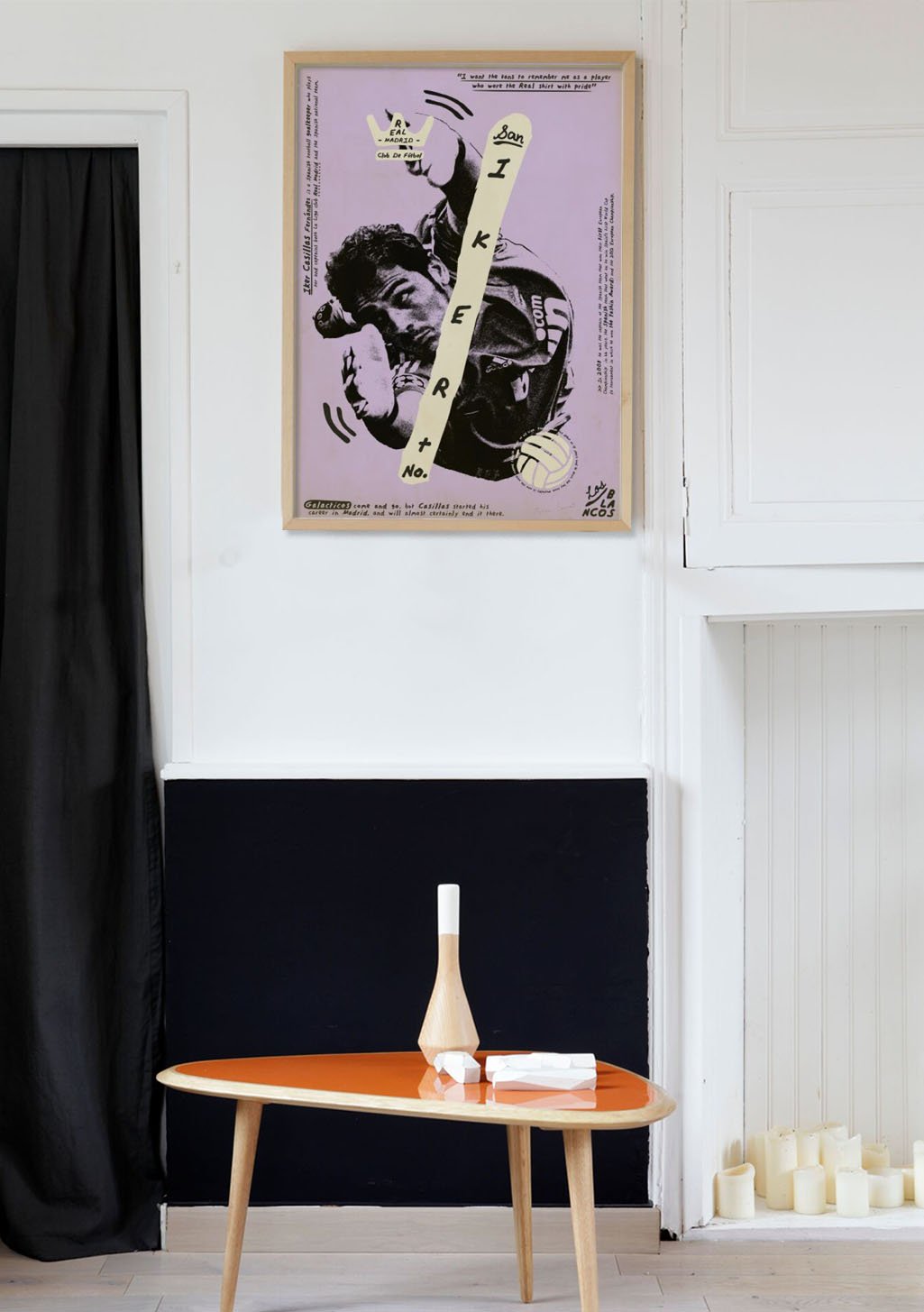 Poster de film noir et violet avec homme et texte stylisé