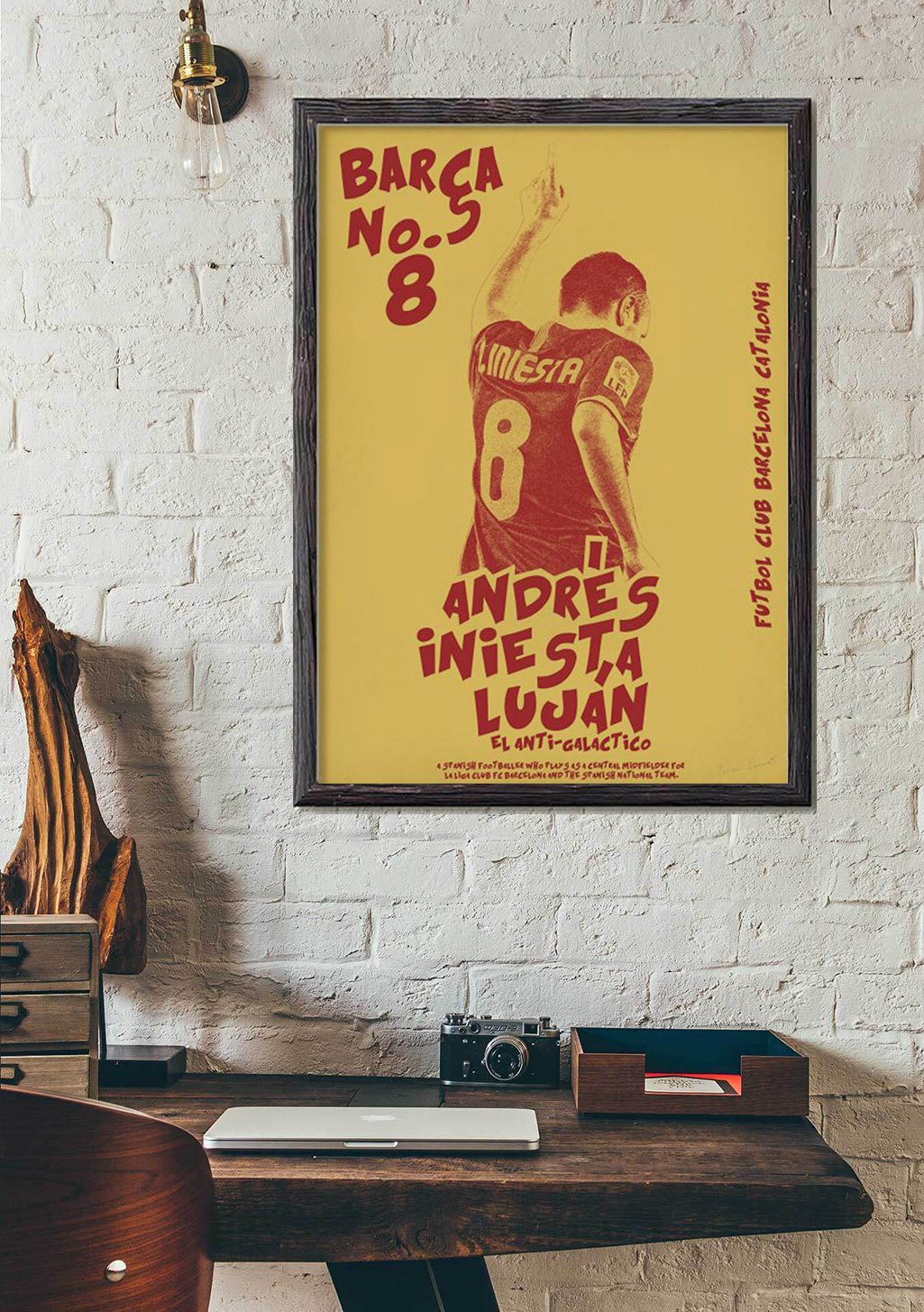 Poster de football avec joueur levant le poing, texte en espagnol