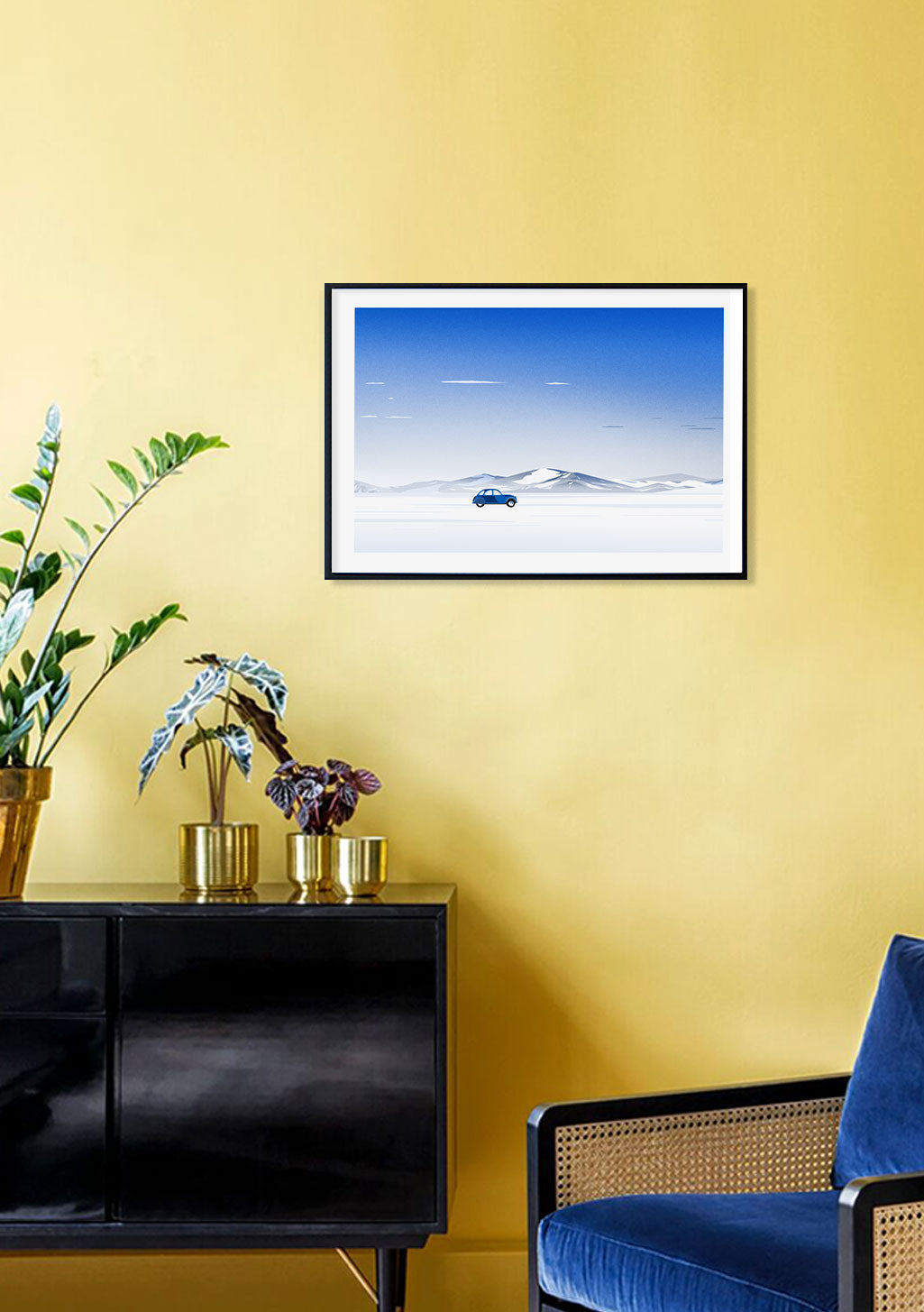 Poster de voiture sur route enneigée, montagnes, ciel bleu