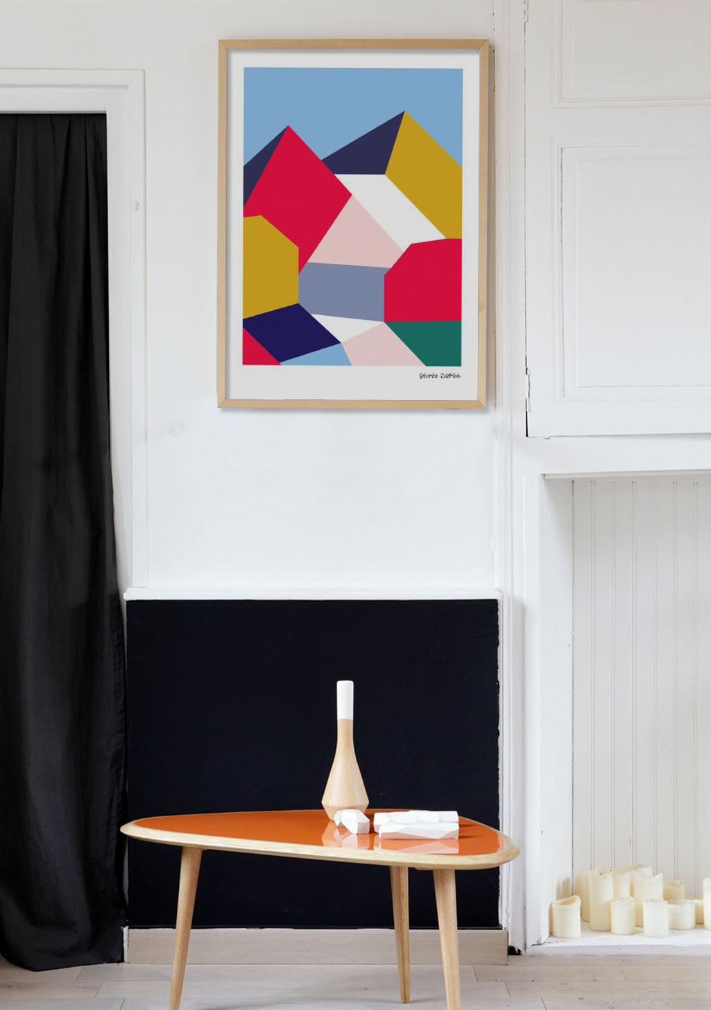 Art abstrait coloré, formes géométriques, cadre en bois, mur blanc