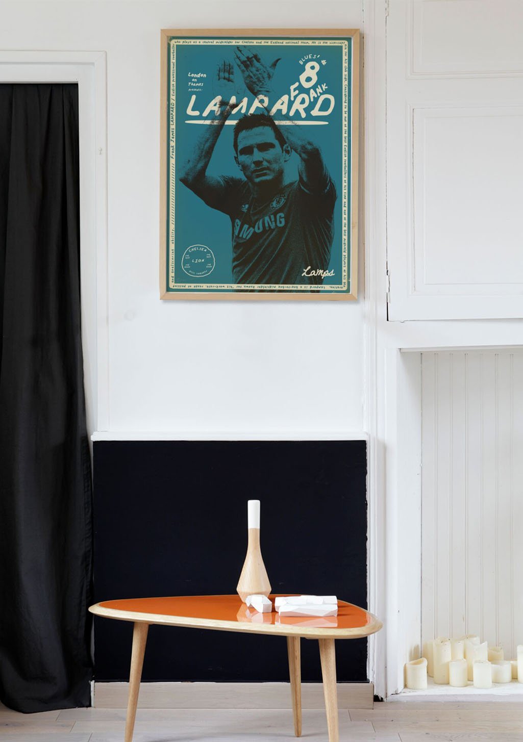 Poster de football, joueur célébrant, cadre bleu, texte blanc, mur blanc