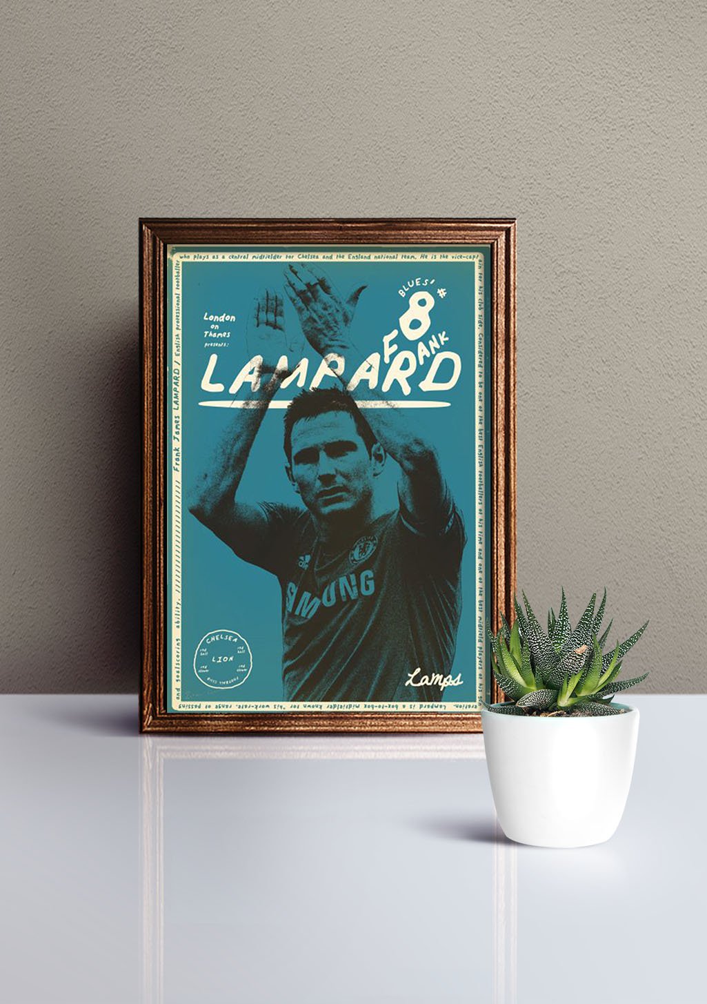 Poster encadré de football, joueur célébrant, nom Lampard, numéro 8, fond bleu