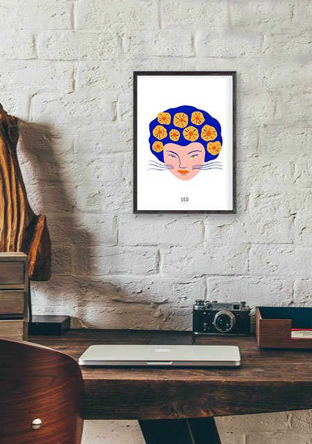 Femme avec cheveux et visages jaunes, mur de briques, cadre