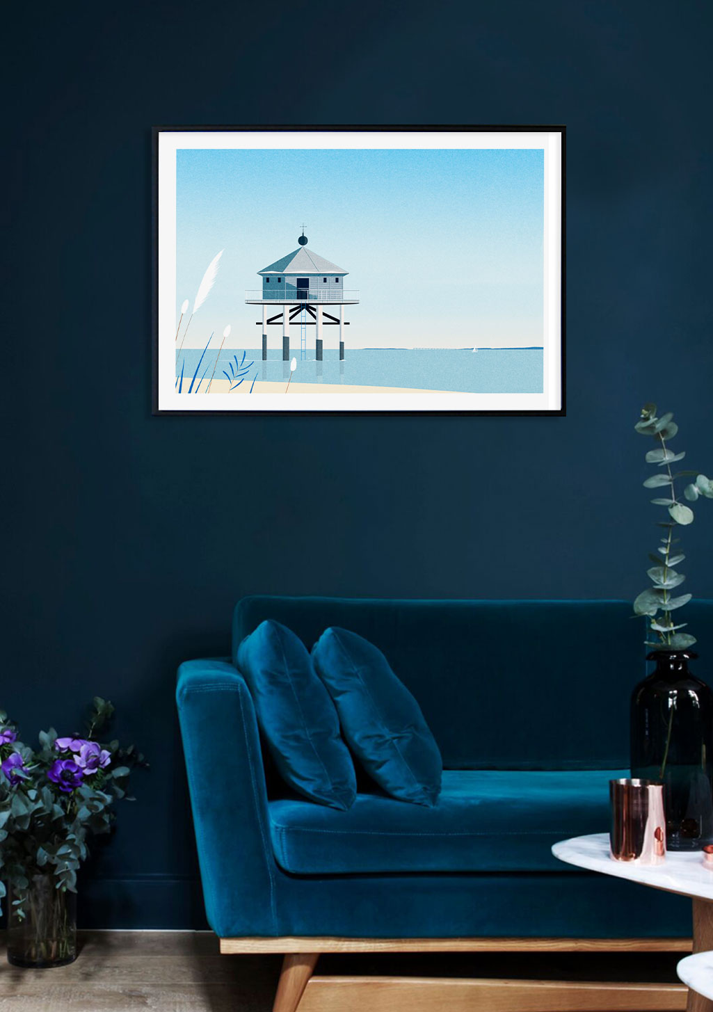 Bâtiment sur pilotis, eau, ciel bleu, plage, style minimaliste