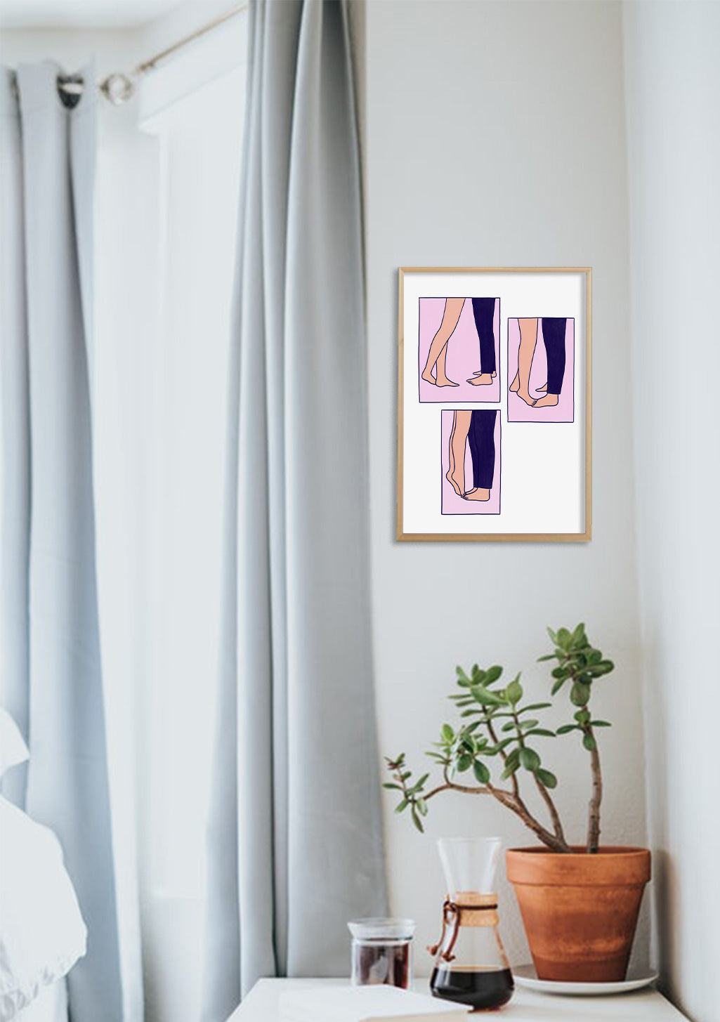Art minimaliste, trois illustrations de jambes, couleurs pastel, cadre en bois