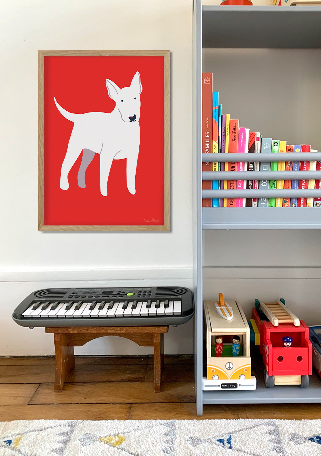 Chien blanc sur fond rouge