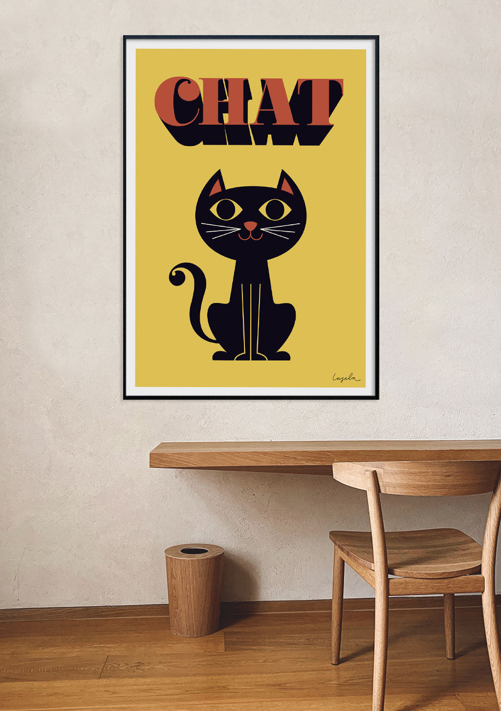Chat noir, texte stylisé, fond jaune, cadre noir, mur beige, table en bois