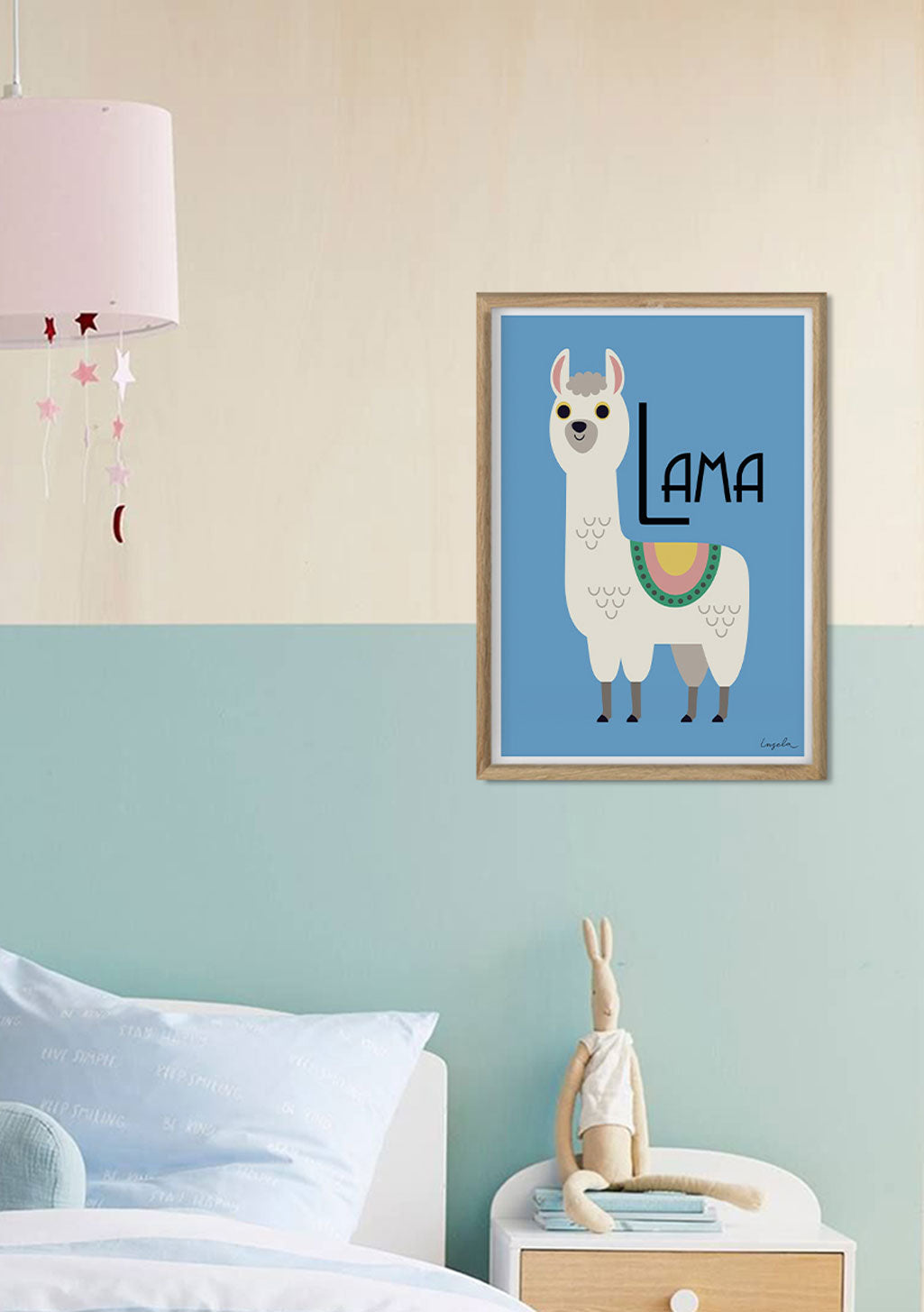 Poster de lama blanc avec texte LAMA sur fond bleu